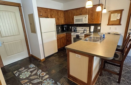 Kellogg Condo | 🥾 🏄‍♂️ Shared Roof Top Hot tub Silver Mtn ❄️ 🚵 adjoining studio available also