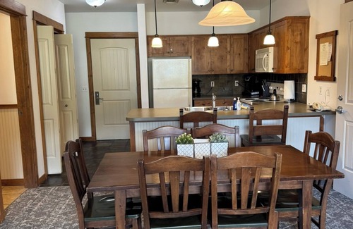 Kellogg Condo | 🥾 🏄‍♂️ Shared Roof Top Hot tub Silver Mtn ❄️ 🚵 adjoining studio available also