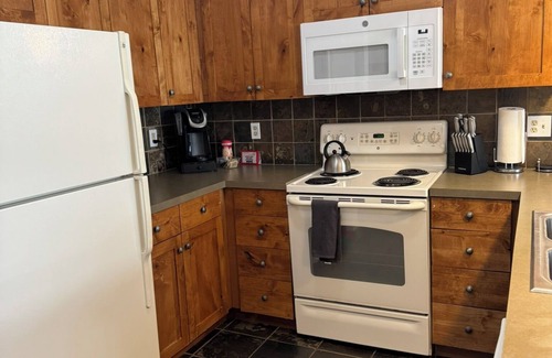 Kellogg Condo | 🥾 🏄‍♂️ Shared Roof Top Hot tub Silver Mtn ❄️ 🚵 adjoining studio available also