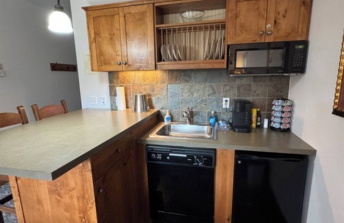 Kellogg Condo | 🗻🚵 Shared Roof Top Hot tub @ Silver Mtn 🥾 🏄♂️ en suite also listed