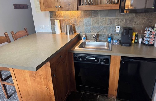 Kellogg Condo | 🗻🚵 Shared Roof Top Hot tub @ Silver Mtn 🥾 🏄♂️ en suite also listed