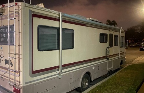 Sunset Park House | Shared RV - 5 min from Santa Monica Pear