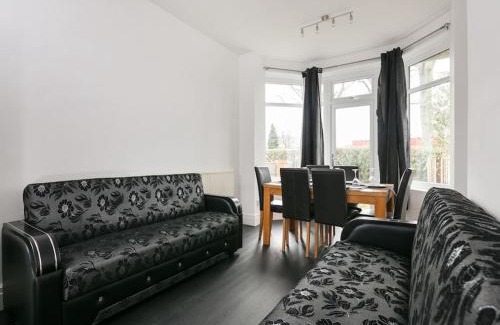 Chorlton-cum-Hardy House | Shared Short Term South Manchester Accommodation