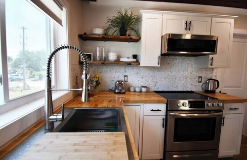 Valencia House | Shares View Luxury Apt, Newly Renovated Luxury Apt + Steps Away from River