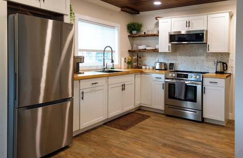 Valencia House | Shares View Luxury Apt, Newly Renovated Luxury Apt + Steps Away from River