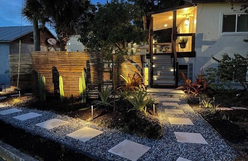 Valencia House | Shares View Luxury Apt, Newly Renovated Luxury Apt + Steps Away from River