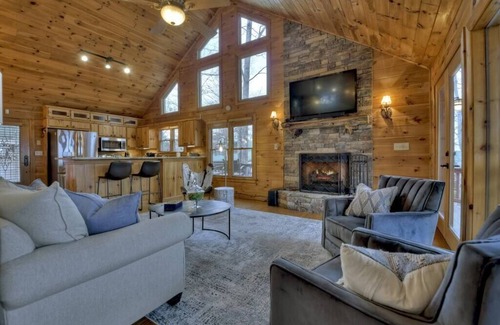Necowa Cove Cabin | Sharin-A-Lakeview | Free Night Offer!
