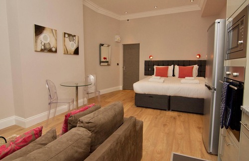 Harrogate City Centre Apartment | Sharply Decorated Studio Apartment w/ Kitchen & WiFi - Steps to Dining & Shops