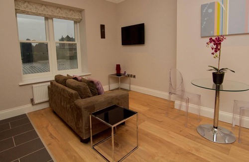 Harrogate City Centre Apartment | Sharply Decorated Studio Apartment w/ Kitchen & WiFi - Steps to Dining & Shops
