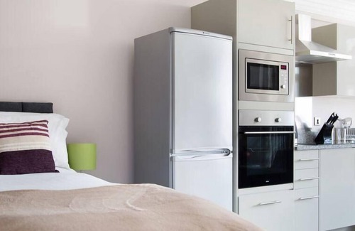 Harrogate City Centre Apartment | Sharply Decorated Studio Apartment w/ Kitchen & WiFi - Steps to Dining & Shops