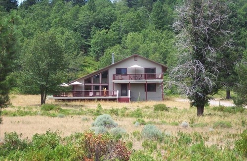 Weed House | Shasta Retreat on 35 Acres, Panoramic Mountain Views, Hot tub, Sauna, Starlink