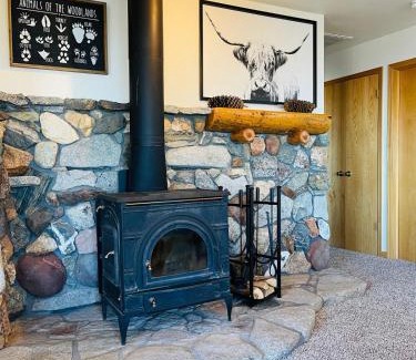 Dogwood Mountain House | Shaver Lake, 4 BDR HOT TUB Misty Mountain Retreat