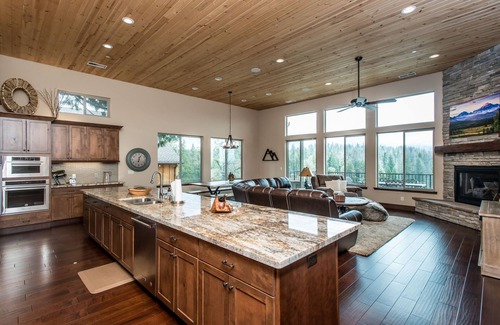 Bretz Mountain Village House | Shaver Lake Luxurious Cabin | 4 Bdrm Sleeps 8 | Stunning View