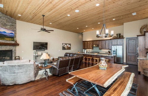Bretz Mountain Village House | Shaver Lake Luxurious Cabin | 4 Bdrm Sleeps 8 | Stunning View