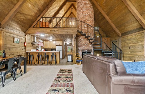 Sierra Cedars Cabin | Shaver Wood Forrest-Smokey Tree
