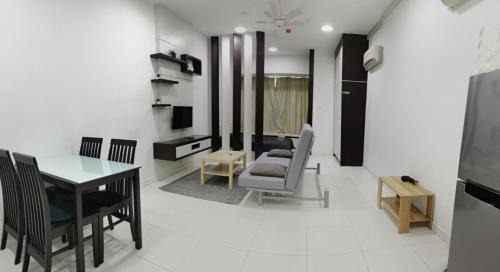 Taman Mount Austin Apartment | Shawn Akademic Suites Pool View @ Mount Austin