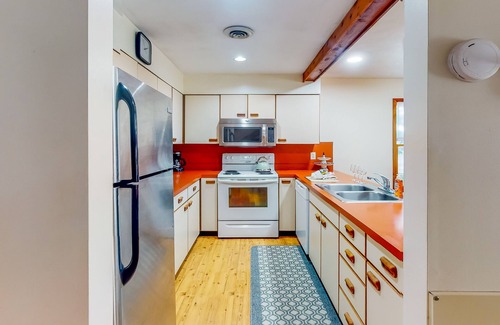 East Stroudsburg House | Shawnee Village townhome with loft, deck, grill, central AC & tennis
