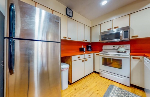 East Stroudsburg House | Shawnee Village townhome with loft, deck, grill, central AC & tennis