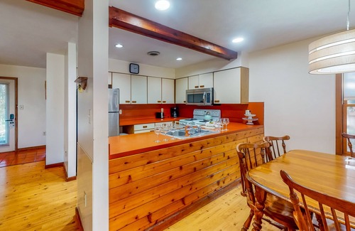 East Stroudsburg House | Shawnee Village townhome with loft, deck, grill, central AC & tennis