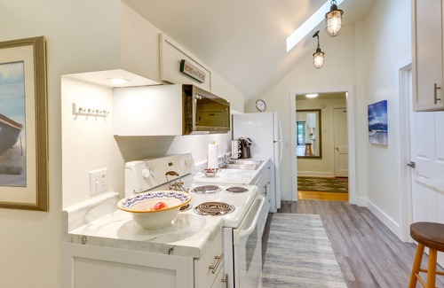Sheboygan Apartment | Sheboygan Getaway w/Deck + On-Site Lake Access!