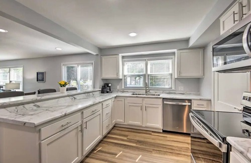 Sheboygan Apartment | Sheboygan Getaway w/Yard: 1 Mi to Lake Michigan
