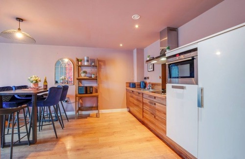 Sheffield City Centre Apartment | Sheffield 2BR w/Private Parking