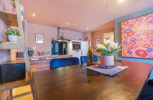 Sheffield City Centre Apartment | Sheffield 2BR w/Private Parking