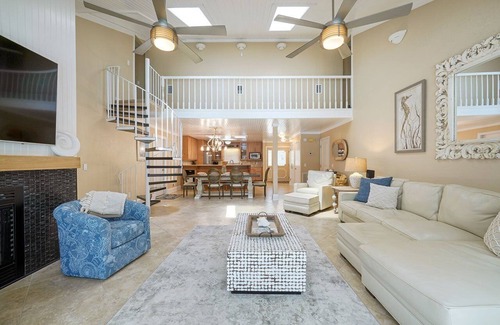 Gulf Pines House | Shell Mates - Luxury Lakefront Vacation Rental with Private Pool Space & Outdoor Area