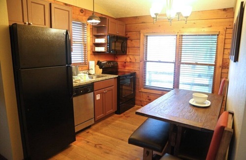 Gordonsville Cabin | Shenandoah Crossing™ - 2 Bedroom Cabin