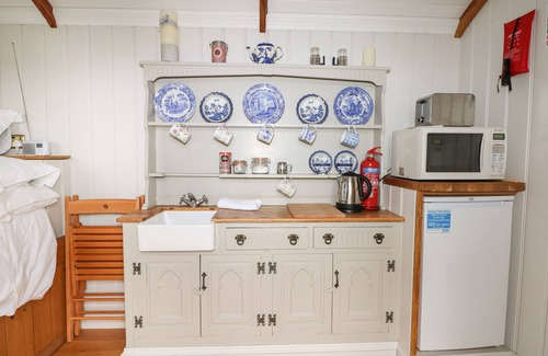 Offham Cottage | SHEPHERDS HUT, romantic, with a garden in Barcombe Cross