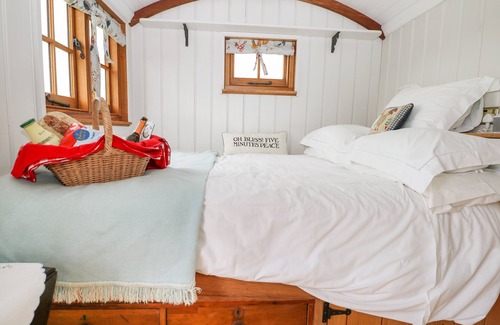 Offham Cottage | SHEPHERDS HUT, romantic, with a garden in Barcombe Cross