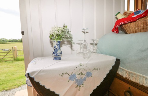 Offham Cottage | SHEPHERDS HUT, romantic, with a garden in Barcombe Cross