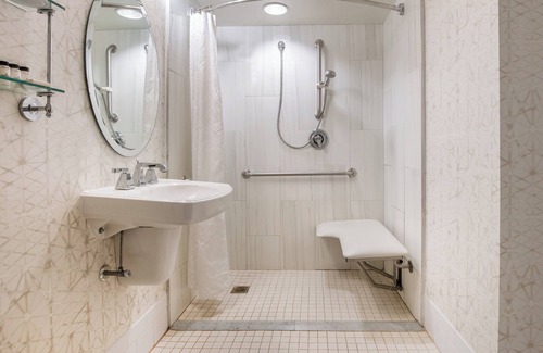 Primos Secane Hotel | Sheraton Suites Philadelphia Airport