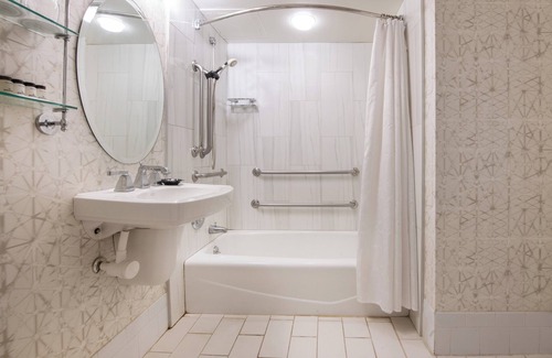 Primos Secane Hotel | Sheraton Suites Philadelphia Airport