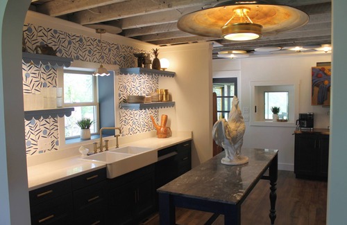 Manhattan Other | Sherwood Farmhouse: A Stylish Escape in Manhattan – Your Home Away From Home!