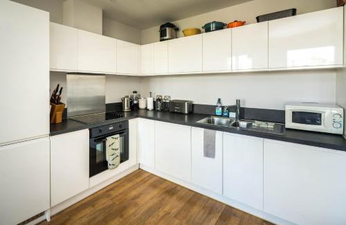 Notting Dale Apartment | Shiny & Comfy stay with Underground links nearby!