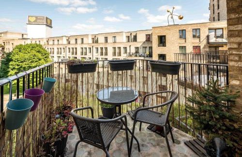 Notting Dale Apartment | Shiny & Comfy stay with Underground links nearby!