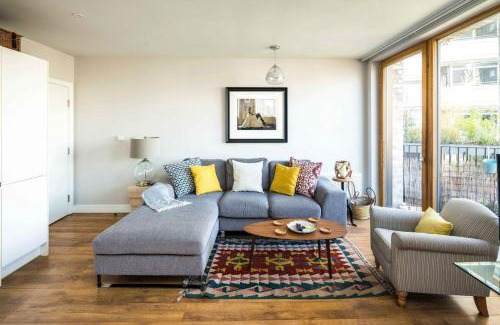 Notting Dale Apartment | Shiny & Comfy stay with Underground links nearby!