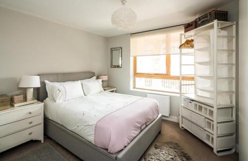 Notting Dale Apartment | Shiny & Comfy stay with Underground links nearby!