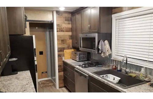 Ponderosa Cabin | Shipping container cabin forest retreat for 1-4