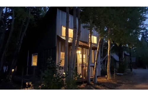 Ponderosa Cabin | Shipping container cabin forest retreat for 1-4