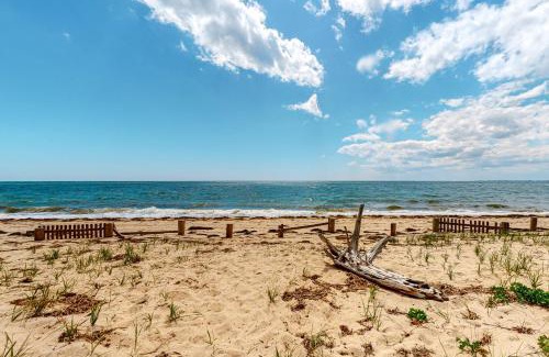 North Truro Hotel | Ships Ahoy