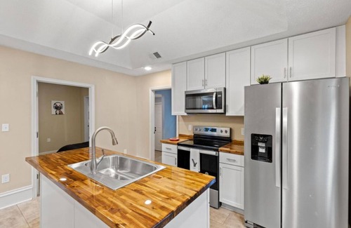 Frankfort House | Shire-Southern-Comfort quiet 3-bedroom house w/WiFi and AC in heart of downtown