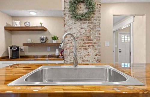 Frankfort House | Shire-Southern-Comfort quiet 3-bedroom house w/WiFi and AC in heart of downtown
