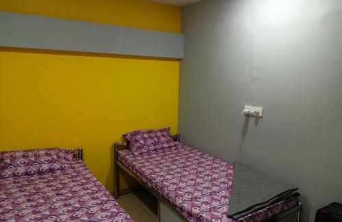 Vadodara Bed & Breakfast | Shiv Sai Dormitory