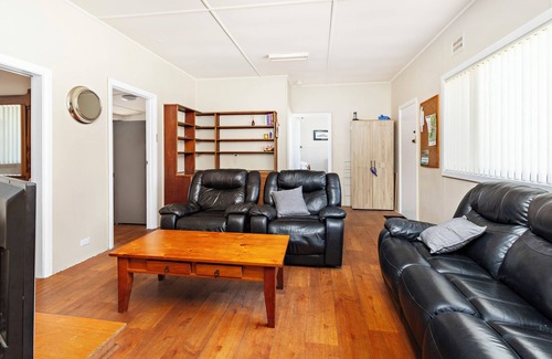 Shoalhaven Heads House | SHOALHAVEN HEADS RIVER COTTAGE. PET FRIENDLY. EARLY CHECK IN, LATE CHECK OUT
