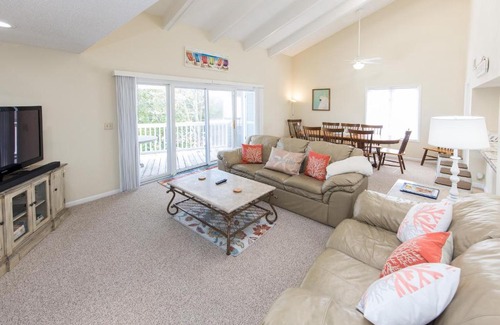 Northeast Virginia Beach House | Shoot The Breeze - North End VB