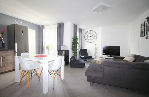 Serris Apartment | Shopping in Val d'Europe and visit Disneyland Paris (TRIANONS4)