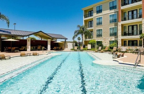 Pearland Apartment | ShopTilUDrop ~ Stylish 2 Bedroom w/Vaulted Ceilings & Large Rooms