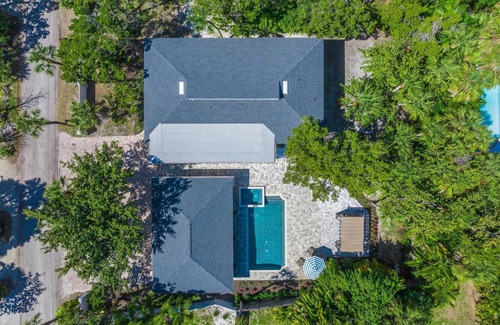 Bay Isle House | Shore Thing | Luxe Pool Oasis, Hot Tub, Siesta Key Beach